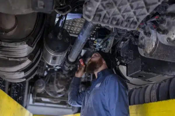 درآمد مکانیک ماشین سنگین در امارات