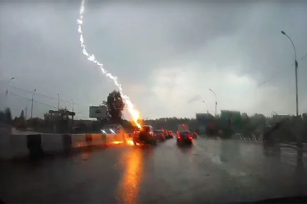ماشین در برابر رعد و برق