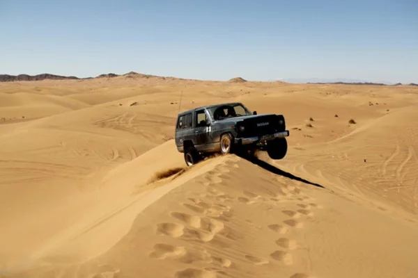 رانندگی کردن در جاده شنی و کویری