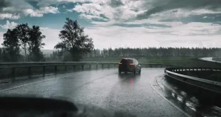 رانندگی کردن در جاده بارانی