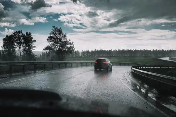 رانندگی کردن در جاده بارانی