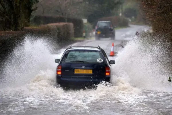 رانندگی کردن در جاده بارانی