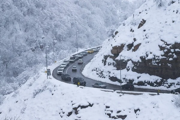 رانندگی در جاده برفی